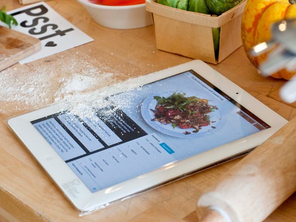 a-disposable-sleeve-to-protect-your-ipad-from-food