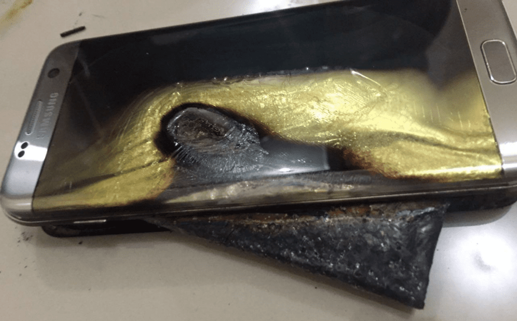 Samsung-Galaxy-S7-edge-catches-on-fire-while-being-recharged (1)