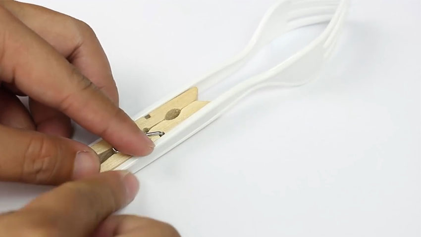 ساخت پایه نگهدارنده گوشی با استفاده از چنگال پلاستیکی (تصویر 2)