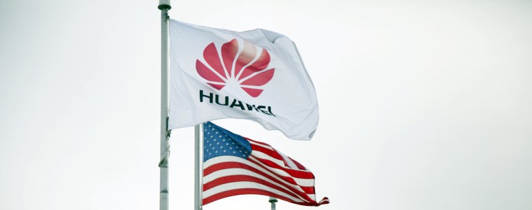 Huawei-flag-with-USA-flag