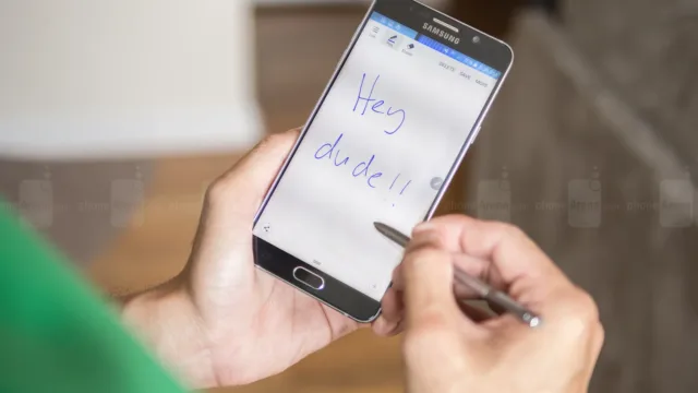 Samsung-Galaxy-Note5-Writing