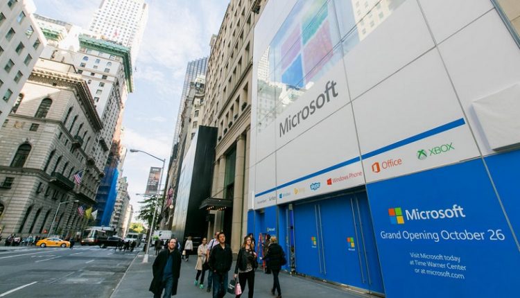 نگاهی به فروشگاه مایکروسافت واقع شده در نزدیکی مکعب شیشه‌ای معروف اپل در خیابان پنجم نیویورک