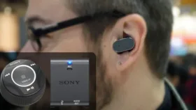 هدست بی‌سیم Xperia Ear و گجت بلوتوثی مدیریت خودرو سونی کنار گوشی اکسپریا هدست بی‌سیم Xperia Ear و گجت بلوتوثی مدیریت خودرو سونی کنار گوشی اکسپریا