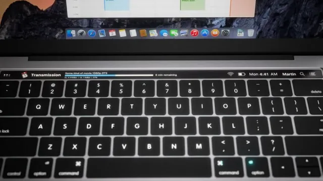 مک بوک پرو مجهز به پنل لمسی OLED