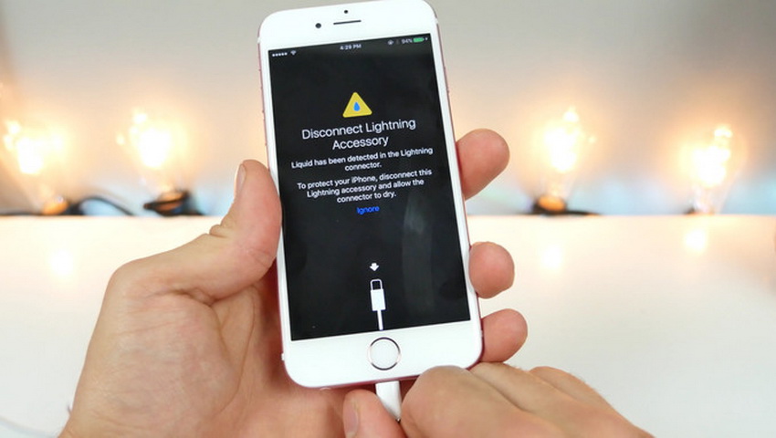 iOS 10 درباره وجود رطوبت در پورت لایتنینگ هشدار می‌دهد
