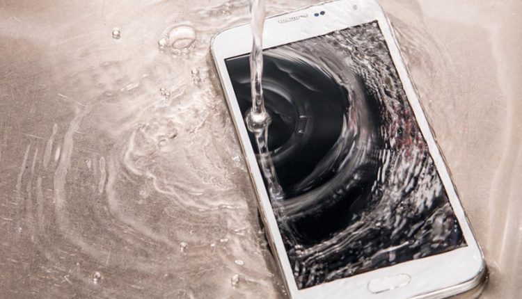 5 گام برای تعمیر گوشی‌های آسیب دیده به وسیله آب