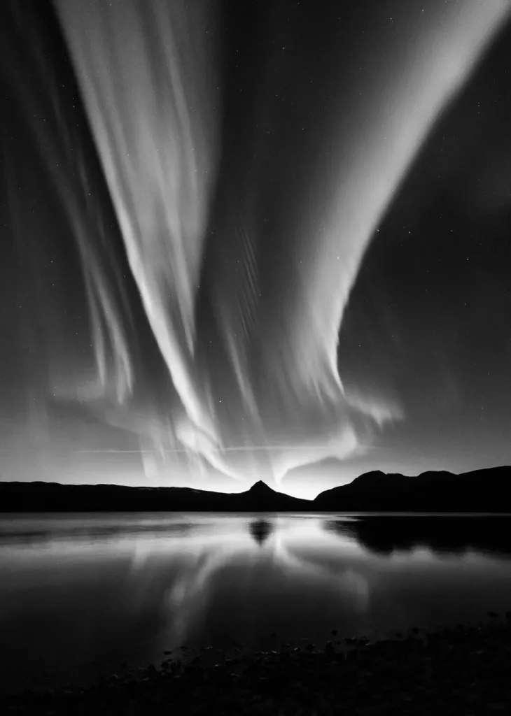 _91165378_blackandwhiteaurora-kolbeinsvensson