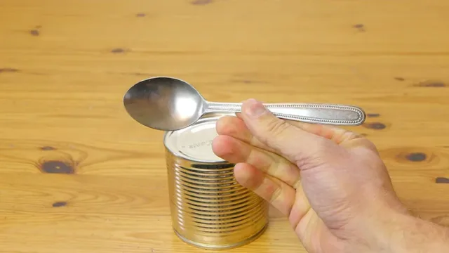 نحوه باز کردن قوطی کنسرو با استفاده از یک قاشق