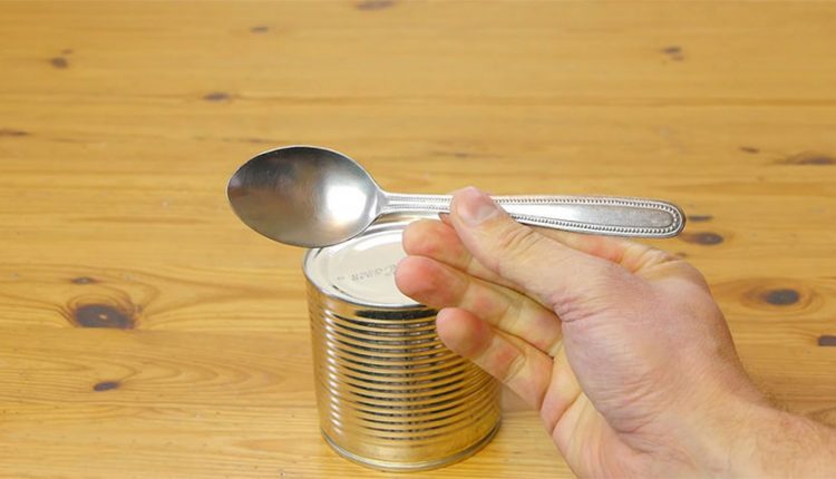 نحوه باز کردن قوطی کنسرو با استفاده از یک قاشق