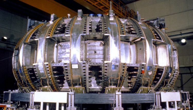 تئوری جدید در مورد میدان های مغناطیسی که بشر را برای دستیابی به گداخت هسته ای نزدیکتر می کند. راکتور tokamak در پرینستون