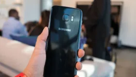 سامسونگ با glossy black در دسامبر به جنگ Jet Black آیفون می رود