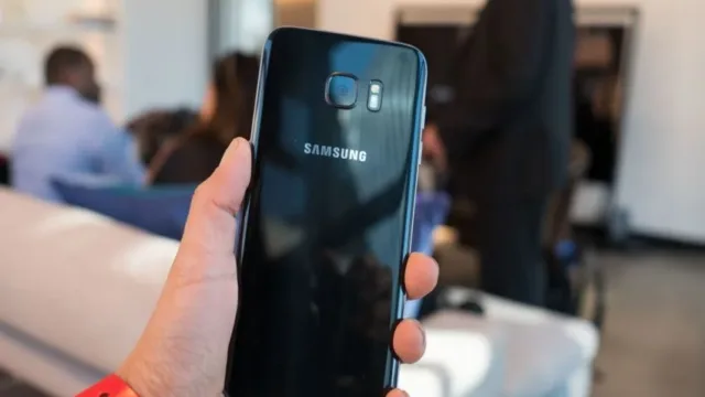 سامسونگ با glossy black در دسامبر به جنگ Jet Black آیفون می رود