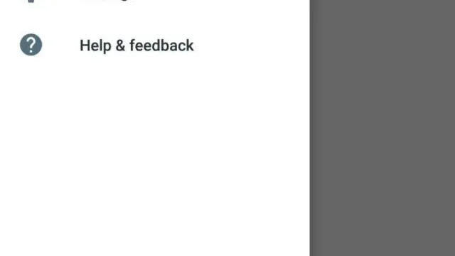 در دنیایی که تلگرام و واتس اپ حرف اول را در زمینه ی برنامه های ارتباطات می زنند گوگل نیز قصد دارد تا با اپلیکیشن جدید خود که Allo نام دارد تبدیل به رقیبی جدی شود. از نظر ظاهر و یا طراحی نمی توان این اپلیکیشن را خاص دانست ولی به لطف Google Assistant یا دستیار گوگل می تواند مورد توجه بسیاری از افراد قرار بگیرد. در این قسمت از اپ کده ما با همراه باشید تا شما را با این اپلیکیشن تازه از راه رسیده و نوظهور آشنا کنیم. شروع کار محیط کار و رابط کاربری ساده و جذاب Allo می تواند به راحتی کاربران را راضی کند ولی به هیچ عنوان از طرح های گرافیکی پیچیده ( مانند دیگر برنامه ها ) خبری نیست. در سمت چپ و بالا صفحه ای قرار گرفته که با کشیدن آن به سمت راست به تنظیمات و ... دسترسی پیدا خواهید کرد. در سمت راست بالا نیز گزینه ی جستجو قرار گرفته که با استفاده از آن می توانید در تمامی مکالمات خود و برنامه به جستجو بپردازید. چت های شما نیز در قسمت وسط به ترتیب قرار می گیرند. در سمت راست و پایین گزینه ای به شکل پیام قرار گرفته که با لمس آن وارد صفحه ی مخاطب ها شده و می توانید یک چت جدید را آغاز کنید. Google Assistant نیز همیشه در اختیار شما قرار دارد تا به شما خدمت گذاری کند. شما هر سوالی را بپرسید به شما پاسخ می دهد و می تواند برخی از تنظیمات گوشی شما را نیز انجام دهد. برای مثال می تواند هر روز برای شما اخبار بفرستد و یا شرایط آب و هوایی را به شما اطلاع دهد. کار با این اپلیکیشن برای شروع کار تنها باید بر روی یکی از مخاطب ها کلیک کرده و چت را آغاز کنید، به همین سادگی. رابط کاربری در این بخش بسیار شبیه دیگر اپلیکیشن های می باشد و تنها تفاوت در استیکرها می باشد. گوگل برای جذب قشر جوان با استفاده از استیکرهایی جالب و متنوع این اپلیکیشن را مجهز کرده و تمامی آن ها را به شکل رایگان می توانید دانلود کنید. دانلود از بازار دانلود از گوگل پلی نظر شما درباره ی این اپلیکیشن چیست؟