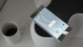 بر اساس ادعای شرکت سونی، گوشی هوشمند اکسپریا ایکس زد پریمیوم (Xperia XZ Premium)، اولین اسمارت فونی خواهد بود که توانایی ضبط ویدیوی سوپر اسلو موشن (Super Slow Motion) را دارد. این فبلت می‌تواند ویدیوهایی تا نرخ 950 فریم بر ثانیه (fps) را ضبط کند. این میزان، چهار برابر بیشتر از میزان توانایی برترین گوشی‌های موجود حال حاضر بازار در این زمینه است. به عنوان مثال، اسمارت فون اپل آیفون 7، توانایی ضبط ویدیو را تنها تا نرح 240 فریم بر ثانیه دارد. شرکت سونی تعدادی نمونه‌ی ویدیوی سوپر اسلوموشن را با گوشی اکسپریا ایکس زد پریمیوم به ثبت رسانده است که می‌توانید در پایین از طریق کانال اختصاصی دیجی رو در آپارات، به تماشای آن بنشینید. در مورد دوربین‌های این گوشی هوشمند باید بگوییم که سونی، یک حسگر 19 مگاپیکسلی را برای دوربین اصلی اکسپریا ایکس زد در نظر گرفته است. یک دوربین جلو با حسگر 12 مگاپیکسلی نیز وظیفه‌ی ثبت تصاویر سلفی و برقراری تماس‌های ویدیویی را بر عهده دارد. گشودگی دیافراگم حسگر هر دو دوربین، 2.0 است. به علاوه، حسگر دوربین جلو، یک حسگر زاویه عریض 22 میلی‌متری می‌باشد. حالت SteadyShot نیز یک سیستم لرزش‌گیر 5 محوری را در ختیار کاربران قرار می‌دهد. علاوه بر این، اسمارت فون پرچم‌دار سونی در سال 2017 میلادی، از یک صفحه‌ی نمایش 5.5 اینچی IPS LCD با رزولوشن تصویر 4 کا (2160 در 3840 پیکسل) بهره می‌برد که توسط شیشه‌ی گوریلا گلس 5 (Gorilla Glass 5) شرکت کورنینگ محافظت می‌شود. ژاپنی‌ها، نخستین شرکتی هستند که از دستگاهی مجهز به چیپست اسنپدراگون 835 شرکت کوالکام پرده برمی‌دارند.