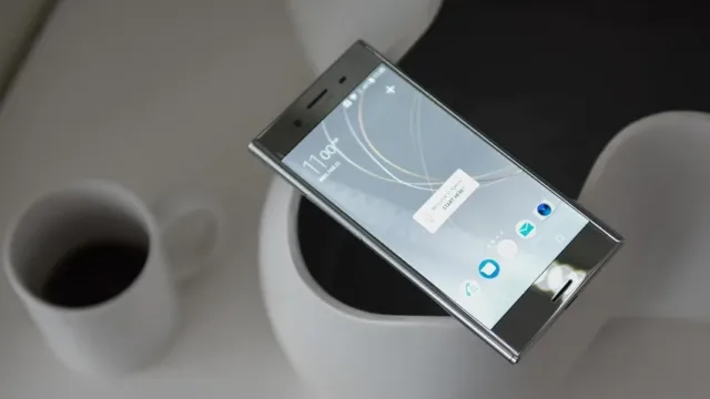 بر اساس ادعای شرکت سونی، گوشی هوشمند اکسپریا ایکس زد پریمیوم (Xperia XZ Premium)، اولین اسمارت فونی خواهد بود که توانایی ضبط ویدیوی سوپر اسلو موشن (Super Slow Motion) را دارد. این فبلت می‌تواند ویدیوهایی تا نرخ 950 فریم بر ثانیه (fps) را ضبط کند. این میزان، چهار برابر بیشتر از میزان توانایی برترین گوشی‌های موجود حال حاضر بازار در این زمینه است. به عنوان مثال، اسمارت فون اپل آیفون 7، توانایی ضبط ویدیو را تنها تا نرح 240 فریم بر ثانیه دارد. شرکت سونی تعدادی نمونه‌ی ویدیوی سوپر اسلوموشن را با گوشی اکسپریا ایکس زد پریمیوم به ثبت رسانده است که می‌توانید در پایین از طریق کانال اختصاصی دیجی رو در آپارات، به تماشای آن بنشینید. در مورد دوربین‌های این گوشی هوشمند باید بگوییم که سونی، یک حسگر 19 مگاپیکسلی را برای دوربین اصلی اکسپریا ایکس زد در نظر گرفته است. یک دوربین جلو با حسگر 12 مگاپیکسلی نیز وظیفه‌ی ثبت تصاویر سلفی و برقراری تماس‌های ویدیویی را بر عهده دارد. گشودگی دیافراگم حسگر هر دو دوربین، 2.0 است. به علاوه، حسگر دوربین جلو، یک حسگر زاویه عریض 22 میلی‌متری می‌باشد. حالت SteadyShot نیز یک سیستم لرزش‌گیر 5 محوری را در ختیار کاربران قرار می‌دهد. علاوه بر این، اسمارت فون پرچم‌دار سونی در سال 2017 میلادی، از یک صفحه‌ی نمایش 5.5 اینچی IPS LCD با رزولوشن تصویر 4 کا (2160 در 3840 پیکسل) بهره می‌برد که توسط شیشه‌ی گوریلا گلس 5 (Gorilla Glass 5) شرکت کورنینگ محافظت می‌شود. ژاپنی‌ها، نخستین شرکتی هستند که از دستگاهی مجهز به چیپست اسنپدراگون 835 شرکت کوالکام پرده برمی‌دارند.