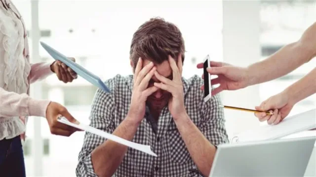 تصویر انتزاعی از فردی در حال تنفس عمیق و آرامش برای کاهش استرس و اضطراب ذهنی