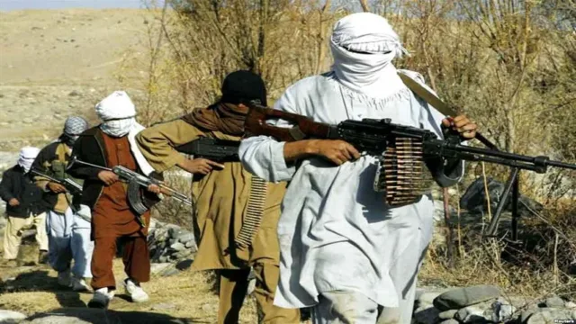 نقشه جهان با علامت‌های هشدار امنیتی و نمادهای مرتبط با ناامنی و حملات تروریستی در نقاط مختلف دنیا