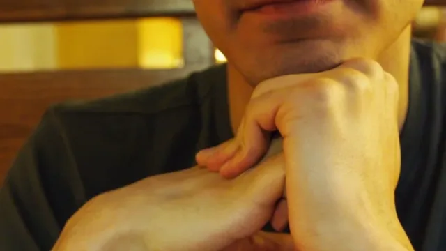 چرا شکستن انگشتان صدا می‌دهد؟
