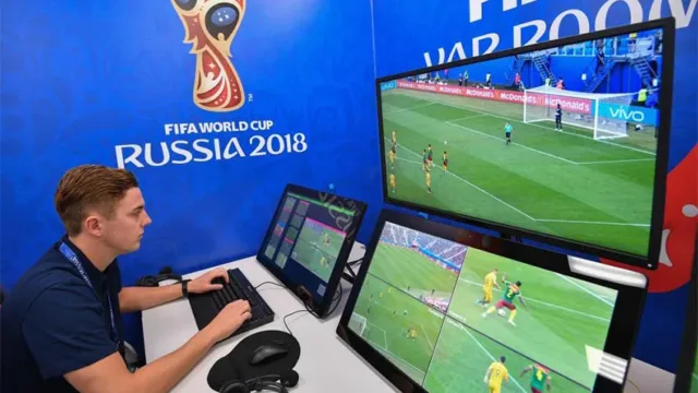 کمک داور ویدیویی (VAR) چیست و چه قوانینی دارد؟