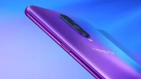 نمای ظاهری گوشی هوشمند اوپو R17 Pro با طراحی مدرن و دوربین سه‌گانه در پنل پشتی