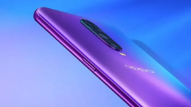 نمای ظاهری گوشی هوشمند اوپو R17 Pro با طراحی مدرن و دوربین سه‌گانه در پنل پشتی