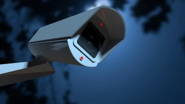 تصویر یک دوربین مداربسته مدرن نصب شده بر روی دیوار برای نظارت و تأمین امنیت محیط‌های مختلف