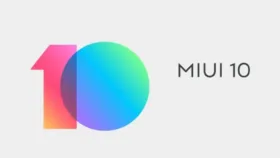 گوشی شیائومی با رابط کاربری MIUI 10 و لوگوی این نسخه روی صفحه نمایش