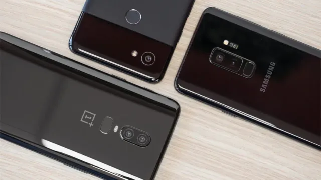 مجموعه‌ای از آیکون‌های اپلیکیشن‌های محبوب ویرایش عکس و فیلم روی صفحه نمایش گوشی هوشمند اندرویدی