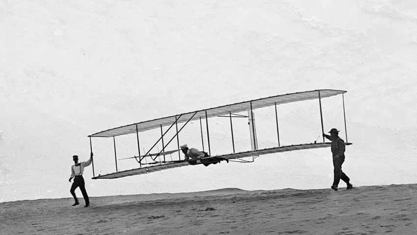 اولین هواپیمای موتوردار جهان بر فراز آسمان پرواز کرد