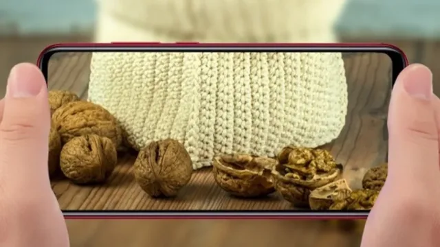 ببینید رئیس شیائومی چگونه با ردمی نوت 7 گردو می‌شکند