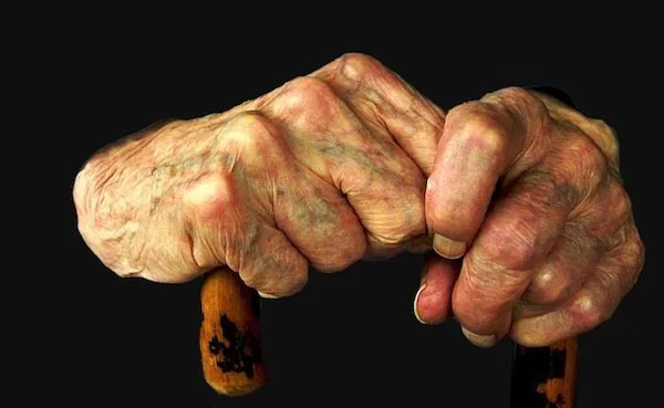 مرگ به علت بیماری ناشی از افزایش سن رخ میدهد نه پیری