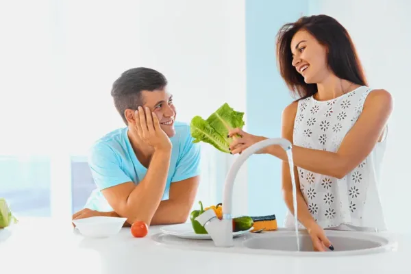 احترام همیشگی طرفین به یکدیگر از علائم عشق واقعی است