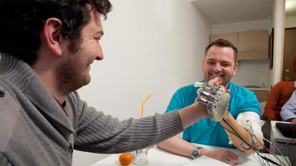دست رباتیکی که حس ششم را به معلولان باز می‌گرداند!