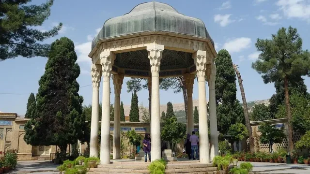 نمایی از عمارت‌های تاریخی و معماری اصیل ایرانی در شهر شیراز با فضایی چشم‌نواز و سنتی