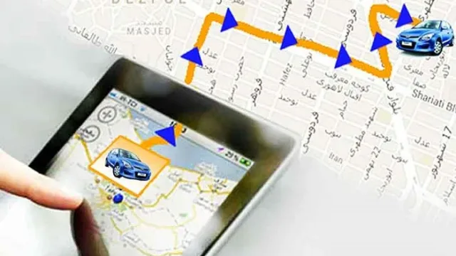 دست یک فرد که در حال مشاهده موقعیت مکانی لحظه‌ای یک خودرو و سایر دارایی‌ها بر روی نقشه دیجیتال در گوشی هوشمند است