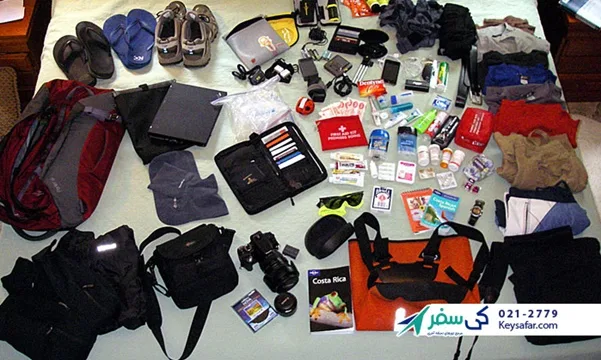 تصویری از وسایل پزشکی و کمک‌های اولیه در کنار چمدان و نقشه برای آمادگی قبل از سفر