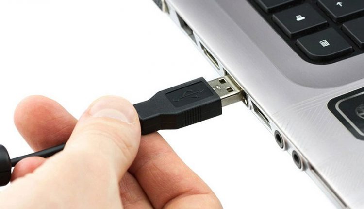اتصال کابل یا فلش USB در جهت صحیح