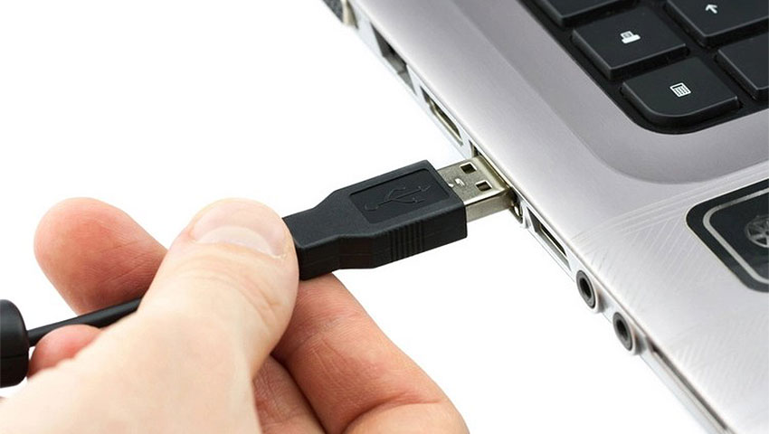 اتصال کابل یا فلش USB در جهت صحیح