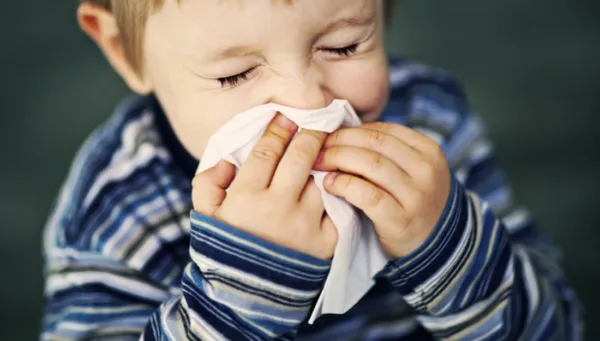 چرا در هنگام عطسه کردن چشمان خود را میبندیم