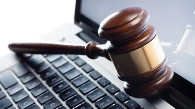 تا وکیلم نیاد حرف نمیزنم!