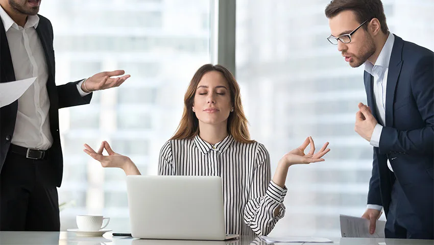 چگونه در بدترین شرایط آرام و خونسرد باشیم؟ 8 راهکار عملی و موثر