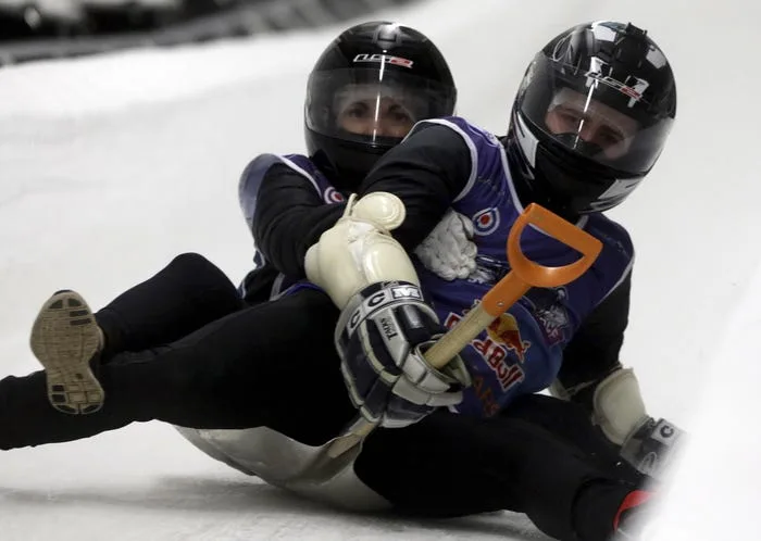 بیل سواری (Shovel racing)