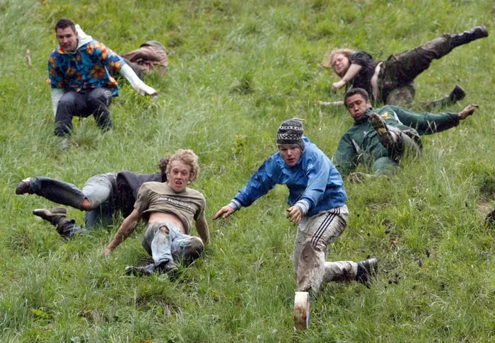 مسابقه غلتاندن پنیر (cheese rolling)