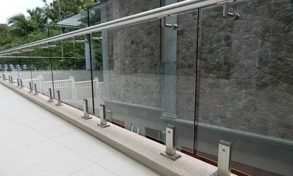 نرده شیشه ای چیست