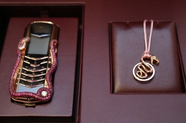 گران ترین گوشی های تلفن همراه در جهان 10- گوشی ورتو با نشان کبرا به ارزش 310 هزار دلار (Virtue Signature Cobra)