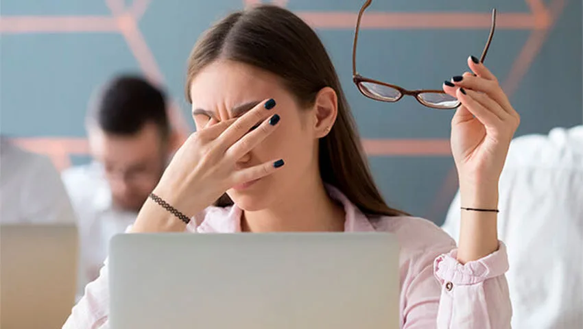 زل زدن بیش از حد به مانیتور