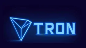قرار داد های هوشمند ترون و آینده اکوسیستم ترون Top of Form خرید ترون توکن دیجیتال ترون (TRX) در سال 2017 توسط کارآفرین چینی پرحاشیه جاستین سان، به طور رسمی معرفی شد، ترون از جمله ارزهای دیجیتال پرطرفدار و نوپا به شمار می‌رود. جاستین سان سابقه فعالیت در شرکت ریپل (Ripple) را نیز دارد و به عنوان بنیانگذار شبکه اجتماعی پیونگ با بیش از 18 میلیون کاربر شناخته می‌شود. ترون یک پلتفرم بلاکچین غیرمتمرکز است که برای توسعه و اجرای قراردادهای هوشمند طراحی شده است. بنیاد ترون با هدف ایجاد یک اکوسیستم جهانی برای برنامه‌های غیرمتمرکز راه‌اندازی شده است. در سال 2017 ترون به عنوان یک پروژه نوظهور در زمینه ارزهای دیجیتال مطرح شد. ترون با معرفی خود به جوامع مختلف و سرمایه‌گذاران، توجه آنها را به خود جلب کرد. این امر منجر به افزایش ارزش توکن TRX شد و ترون همچنان در حال توسعه و بهبود پلتفرم بلاکچین خود است. ارز دیجیتال ترون می‌تواند در زمینه‌های مختلفی از جمله تجارت، بازی‌های دیجیتالی و آنلاین استفاده می شود و ترون علاوه برامکان انجام معاملات بین‌المللی بدون واسطه مزایای متعددی نسبت به سایر ارزهای دیجیتال دیگر دارد. سرعت بالا در پردازش تراکنش ها، کاهش هزینه‌های تراکنش، امنیت بالا از دیگر ویژگی های مثبت این پلتفرم می باشد. آینده ارز دیجیتال ترون: چشم انداز و تحولات پیش رو برخی از تحلیل گران بازار کریپتو در پی افزایش قیمت ترون در سال های اخیر اعلام کرده اند که ترون می توانید در آینده به یک دلار برسد و بازده ای بالای داشته باشد. این پلتفرم دارای قابلیت تبدیل شدن به یکی از اصلی‌ترین مجموعه ها در زمینه توزیع محتوا و برنامه‌های کاربردی غیرمتمرکز است. ترون از مزایای متعددی نسبت به سایر پلتفرم‌های بلاک‌ چین برخوردار است. پلتفرم ترون یک بلاک چین سریع و کارآمد است که علاوه بر اینکه هزینه ‌های تراکنش بسیار پایینی دارد، ترون با سایر پلتفرم‌های بلاک چین مانند اتریوم، نیز سازگار است. بررسی عملکرد قراردادهای هوشمند در شبکه ترون: امکانات و کارکردها شرکت‌ها گزینه‌های متعددی را برای توسعه و راه‌اندازی پروژه‌های خود در اختیار دارند، از جمله استفاده از قراردادهای هوشمند. قراردادهای هوشمند ترون می‌توانند به ارتباط مستقیم سیستم‌های متمرکز با بلاک ‌چین ها کمک کنند و همچنین باعث یکپارچه‌ سازی موثر بلاک چین شوند. اتریوم و ترون دو پلتفرم و بلاک چین محبوب برای طراحی قراردادهای هوشمند و پیشرفت فناوری‌های غیرمتمرکز هستند. اتریوم به عنوان پیشگام در حوزه قراردادهای هوشمند شناخته می‌شود، اما ترون با هدف ایجاد اینترنت غیرمتمرکز، قصد دارد به یک رقیب جدی تبدیل شود. ترون با ارائه یک چارچوب انعطاف ‌پذیر و سازگار، سعی در جذب توسعه‌ دهندگان بلاک چین دارد. پلتفرم ترون دارد در فضای فناوری غیرمتمرکز به عنوان رقیب اصلی اتریوم شناخته می شود. ترون در حال پیشرفت به حوزه‌های جدیدی مانند مرورگرها، برنامه‌های کاربردی و سایر موارد است. راهنمای مراحل اولیه در توسعه برنامه‌ها بر روی شبکه ترون بلاک چین ترون برای توسعه دهندگان با تجربه، یک فرآیند منسجم و بدون مشکل است. برای کسانی که تجربه توسعه بلاک چین ندارند، ممکن است این فرآیند کمی دشوار باشد و درک جوانب مختلف آن زمان بر باشد. پروژه ترون با ارائه یک پورتال توسعه اختصاصی به عموم، امکان دسترسی به اطلاعات و ابزارهای توسعه را فراهم می‌کند. این پروژه با موفقیت به دستیابی به اهداف خود پیش رفته است و چارچوب توسعه ترون به عنوان یکی از عوامل کلیدی موفقیت ترون تلقی می‌شود. توسعه بلاک چین ترون به مقایسه با سایر بلاک چین‌ها، مزایای متنوع و گسترده ‌ای را ارائه نموده است. پلتفرم ترون با مشارکت‌های متعدد خود با شرکت‌های بزرگ و عرضه محصولات و خدمات جدید، اعتماد به فناوری بلاک چین را تقویت کرده است. توسعه‌ دهندگان به طور کلی از چارچوب توسعه ترون راضی هستند، زیرا این پروژه به نسبت سایر پروژه‌ها بهترین کارآیی و بازدهی را ارائه می‌دهد. همچنین این پروژه دارای پتانسیل مقیاس ‌پذیری بالا است.Top of Form توسعه ‌دهندگان با مفهوم ماشین مجازی ترون در فرآیند توسعه اکوسیستم ترون مواجه می‌شوند. ماشین مجازی ترون که باید گفت قلب و مرکز ترون می باشد، کدهای ورودی سفارشی را به کدهای ماشین قابل اجرا تبدیل می‌کند.این امکان به ترون داده می‌شود تا برنامه‌های پیچیده ‌تری را اجرا کرده و عملکرد بهتری داشته باشد.Top of Form سالیدیتی زبان توسعه داخلی ماشین مجازی اتریوم و ترون است که برای اکثر قراردادهای هوشمند این 2 پلتفرم استفاده می‌شود. گسترش محیط توسعه ترون و امکانات جذاب برای توسعه دهندگانTop of Form محیط توسعه یکپارچه جدید ترون با رابط کاربری گرافیکی (GUI) ساده خود، توسعه دهندگان آینده این شبکه را خوشحال خواهد کرد. دستورالعمل ‌های استفاده از ترون استودیو در پورتال اصلی توسعه دهندگان ترون موجود است. رابط کاربری ترون استودیو مشابه رابط کاربری اتریوم است و استفاده از آن آسان است. در اکوسیستم ترون استفاده از ترون استدیو برای ایجاد و راه اندازی قراردادهای هوشمند الزامی نیست، اما برای مبتدیان در زمینه توسعه بلاک چین کمک کنند می باشد. ترون باکس مرحله بعدی در ایجاد محیط توسعه جامع ترون، عملکردی مشابه ترافل در اتریوم را دارد و برای بلاک چین ترون محیطی قابل آزمایش ایجاد می‌کند. محیط داخلی ترون باکس با استفاده از ماشین مجازی ترون ساخته شده است. تبدیل قراردادهای هوشمند اتریوم به ترون: گامی به سوی ادغام دو اکوسیستم بلاکچین ترون از پروتکل اتریوم استفاده می‌کند، بنابراین قراردادهای هوشمند اتریوم را می‌توان به راحتی به ترون منتقل کرد. تنها کاری که باید انجام دهید این است که پارامترهای اتریوم/گس را با TRX/Sun جایگزین کنید. توسعه‌ دهندگان تنها نیاز دارند تغییرات جزئی در اسناد مشخصی ایجاد کنند که نشان دهد هر عملکرد در کدام بخش از قرارداد موجود است. با در نظر گرفتن این نکات، می‌توان با تغییرات اندکی، قراردادهای Solidity را برای برنامه‌ نویسی قراردادهای هوشمند ترون به‌ کار برد. نگاهی به توسعه و امکانات جدید ترون با پیشرفت اکوسیستم ترون و افزایش تعداد توسعه‌دهندگان و کاربران، چارچوب‌های یکپارچه‌ سازی با دقت در دنبال رفاه و توسعه این اکوسیستم می‌باشند. هرچند که کامپیوترها، وب‌سایت‌ها، برنامه‌ها و سایر منابع ممکن است ذاتاً برای فناوری غیرمتمرکز طراحی نشده باشند، اما با استفاده از چارچوب‌های مناسب، قابل یکپارچه ‌سازی هستند. قراردادهای هوشمند در ترون نقش جابه‌جایی بین سیستم‌های متمرکز و توزیع ‌شده را بازی می‌کنند. این قراردادها، امکان ایجاد تعاملات بین این دو نوع سیستم را برقرار می‌سازند و نقطه اتصالی بین دنیای متمرکز و فناوری‌های غیرمتمرکز ترون را فراهم می‌کنند. این توازن بین اجزای مرکزی و غیرمتمرکز در ترون، به این پروژه امکان ارائه یک اکوسیستم یکپارچه و هماهنگ را با دقت می‌دهد. این توافق‌نامه‌ها، به عنوان کدهایی شناخته می‌شوند که بر روی بلاک چین اجرا می‌شوند و قابلیت ایجاد توافق ‌نامه‌های خودکار بین دو یا چند طرف را دارند. ترون وب با استفاده از یک چارچوب تعامل پذیر امکان ایجاد فرآیندهای غیرمتمرکز پیشرفته در برنامه‌های موجود خود فراهم کرده است. این چارچوب به توسعه ‌دهندگان کمک می‌کند تا حتی اگر دانش عمیقی از قراردادهای هوشمند نداشته باشند، فرآیندهای غیرمتمرکز را در برنامه‌های خود اجرا کنند به این دلیل که امکان ایجاد و گسترش اپلیکیشن‌های غیرمتمرکز در پلتفرم ترون برای توسعه‌ دهندگان فراهم شده است. ترون وب نقش مهم و اساسی را در ارتباط با تسهیل این فرآیند دارد. آینده اپلیکیشن‌های غیرمتمرکز ترون در گرو پذیرش عمومی آنها است. جمع بندی قراردادهای هوشمند Tron به عنوان پایه‌ای برای اکوسیستم غیرمتمرکز شبکه Tron عمل می‌کنند و ابزارهای قدرتمندی را برای ایجاد برنامه‌های کاربردی، شفاف، ایمن و کارآمد در اختیار توسعه ‌دهندگان می‌گذارند. قراردادهای هوشمند ترون یک فرصت برای توسعه‌ دهندگان بلاکچین است تا به آیندهٔ این فناوری کمک کنند. این قراردادها، امکان ایجاد برنامه‌های کاربردی غیرمتمرکز را فراهم می‌کنند که نیاز به واسطه‌های سنتی را از بین می‌برند. خرید ترون از پی ام ایکس چنج پی ‌ام‌ ایکس چنج به عنوان یکی از معتبرترین صرافی‌های ارز دیجیتال در ایران شناخته می‌شود و امکان معامله با انواع ارزهای دیجیتال را برای کاربران به صورت فراگیر فراهم می‌کند. با ارائه خدمات متنوع و کاربرپسند، این صرافی جایگاه ویژه‌ای در میان کاربران به دست آورده است. پی‌ام‌ایکس چنج با ارائه خدمات مطمئن و سریع، به یکی از منابع اصلی برای خرید ترون تبدیل شده است. برای خرید بدون احراز ترون، ابتدا باید در صرافی پی‌ام‌ایکس چنج ثبت نام کنید. این اقدام با مراجعه به سایت پی‌ام‌ایکس چنج و انتخاب قسمت خرید و فروش آسان ارزهای دیجیتال انجام می‌شود. سپس ارز مبدا و مقصد را انتخاب و مقدار مورد نیاز خود را وارد می‌کنید. در مرحله بعد، شماره تماس خود را وارد کرده و اطلاعات هویتی خود را تکمیل می‌کنید. لازم به ذکر است که اطلاعات و شماره تماس باید متعلق به شخص خود شما باشد. پس از استعلام و تأیید اطلاعات، به مرحله بعد می‌پردازید. در مرحله بعد، شماره کارت بانکی و آدرس کیف پول خود را وارد کرده و از طریق درگاه پرداخت ارز دیجیتال ترون خریداری می‌کنید. پس از تأیید سفارش، ترون خریداری شده به کیف پول شما واریز می‌شود. این فرایند با ارائه خدمات سریع و مطمئن توسط پی‌ام‌ایکس چنج به شما این امکان را می‌دهد تا به راحتی به ترون مورد نظر خود دست پیدا کنید.