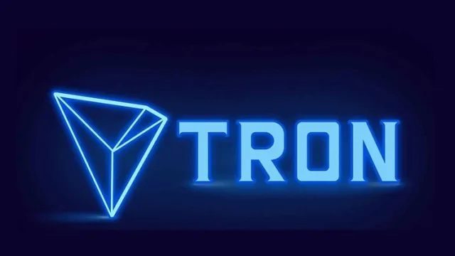 قرار داد های هوشمند ترون و آینده اکوسیستم ترون Top of Form خرید ترون توکن دیجیتال ترون (TRX) در سال 2017 توسط کارآفرین چینی پرحاشیه جاستین سان، به طور رسمی معرفی شد، ترون از جمله ارزهای دیجیتال پرطرفدار و نوپا به شمار می‌رود. جاستین سان سابقه فعالیت در شرکت ریپل (Ripple) را نیز دارد و به عنوان بنیانگذار شبکه اجتماعی پیونگ با بیش از 18 میلیون کاربر شناخته می‌شود. ترون یک پلتفرم بلاکچین غیرمتمرکز است که برای توسعه و اجرای قراردادهای هوشمند طراحی شده است. بنیاد ترون با هدف ایجاد یک اکوسیستم جهانی برای برنامه‌های غیرمتمرکز راه‌اندازی شده است. در سال 2017 ترون به عنوان یک پروژه نوظهور در زمینه ارزهای دیجیتال مطرح شد. ترون با معرفی خود به جوامع مختلف و سرمایه‌گذاران، توجه آنها را به خود جلب کرد. این امر منجر به افزایش ارزش توکن TRX شد و ترون همچنان در حال توسعه و بهبود پلتفرم بلاکچین خود است. ارز دیجیتال ترون می‌تواند در زمینه‌های مختلفی از جمله تجارت، بازی‌های دیجیتالی و آنلاین استفاده می شود و ترون علاوه برامکان انجام معاملات بین‌المللی بدون واسطه مزایای متعددی نسبت به سایر ارزهای دیجیتال دیگر دارد. سرعت بالا در پردازش تراکنش ها، کاهش هزینه‌های تراکنش، امنیت بالا از دیگر ویژگی های مثبت این پلتفرم می باشد. آینده ارز دیجیتال ترون: چشم انداز و تحولات پیش رو برخی از تحلیل گران بازار کریپتو در پی افزایش قیمت ترون در سال های اخیر اعلام کرده اند که ترون می توانید در آینده به یک دلار برسد و بازده ای بالای داشته باشد. این پلتفرم دارای قابلیت تبدیل شدن به یکی از اصلی‌ترین مجموعه ها در زمینه توزیع محتوا و برنامه‌های کاربردی غیرمتمرکز است. ترون از مزایای متعددی نسبت به سایر پلتفرم‌های بلاک‌ چین برخوردار است. پلتفرم ترون یک بلاک چین سریع و کارآمد است که علاوه بر اینکه هزینه ‌های تراکنش بسیار پایینی دارد، ترون با سایر پلتفرم‌های بلاک چین مانند اتریوم، نیز سازگار است. بررسی عملکرد قراردادهای هوشمند در شبکه ترون: امکانات و کارکردها شرکت‌ها گزینه‌های متعددی را برای توسعه و راه‌اندازی پروژه‌های خود در اختیار دارند، از جمله استفاده از قراردادهای هوشمند. قراردادهای هوشمند ترون می‌توانند به ارتباط مستقیم سیستم‌های متمرکز با بلاک ‌چین ها کمک کنند و همچنین باعث یکپارچه‌ سازی موثر بلاک چین شوند. اتریوم و ترون دو پلتفرم و بلاک چین محبوب برای طراحی قراردادهای هوشمند و پیشرفت فناوری‌های غیرمتمرکز هستند. اتریوم به عنوان پیشگام در حوزه قراردادهای هوشمند شناخته می‌شود، اما ترون با هدف ایجاد اینترنت غیرمتمرکز، قصد دارد به یک رقیب جدی تبدیل شود. ترون با ارائه یک چارچوب انعطاف ‌پذیر و سازگار، سعی در جذب توسعه‌ دهندگان بلاک چین دارد. پلتفرم ترون دارد در فضای فناوری غیرمتمرکز به عنوان رقیب اصلی اتریوم شناخته می شود. ترون در حال پیشرفت به حوزه‌های جدیدی مانند مرورگرها، برنامه‌های کاربردی و سایر موارد است. راهنمای مراحل اولیه در توسعه برنامه‌ها بر روی شبکه ترون بلاک چین ترون برای توسعه دهندگان با تجربه، یک فرآیند منسجم و بدون مشکل است. برای کسانی که تجربه توسعه بلاک چین ندارند، ممکن است این فرآیند کمی دشوار باشد و درک جوانب مختلف آن زمان بر باشد. پروژه ترون با ارائه یک پورتال توسعه اختصاصی به عموم، امکان دسترسی به اطلاعات و ابزارهای توسعه را فراهم می‌کند. این پروژه با موفقیت به دستیابی به اهداف خود پیش رفته است و چارچوب توسعه ترون به عنوان یکی از عوامل کلیدی موفقیت ترون تلقی می‌شود. توسعه بلاک چین ترون به مقایسه با سایر بلاک چین‌ها، مزایای متنوع و گسترده ‌ای را ارائه نموده است. پلتفرم ترون با مشارکت‌های متعدد خود با شرکت‌های بزرگ و عرضه محصولات و خدمات جدید، اعتماد به فناوری بلاک چین را تقویت کرده است. توسعه‌ دهندگان به طور کلی از چارچوب توسعه ترون راضی هستند، زیرا این پروژه به نسبت سایر پروژه‌ها بهترین کارآیی و بازدهی را ارائه می‌دهد. همچنین این پروژه دارای پتانسیل مقیاس ‌پذیری بالا است.Top of Form توسعه ‌دهندگان با مفهوم ماشین مجازی ترون در فرآیند توسعه اکوسیستم ترون مواجه می‌شوند. ماشین مجازی ترون که باید گفت قلب و مرکز ترون می باشد، کدهای ورودی سفارشی را به کدهای ماشین قابل اجرا تبدیل می‌کند.این امکان به ترون داده می‌شود تا برنامه‌های پیچیده ‌تری را اجرا کرده و عملکرد بهتری داشته باشد.Top of Form سالیدیتی زبان توسعه داخلی ماشین مجازی اتریوم و ترون است که برای اکثر قراردادهای هوشمند این 2 پلتفرم استفاده می‌شود. گسترش محیط توسعه ترون و امکانات جذاب برای توسعه دهندگانTop of Form محیط توسعه یکپارچه جدید ترون با رابط کاربری گرافیکی (GUI) ساده خود، توسعه دهندگان آینده این شبکه را خوشحال خواهد کرد. دستورالعمل ‌های استفاده از ترون استودیو در پورتال اصلی توسعه دهندگان ترون موجود است. رابط کاربری ترون استودیو مشابه رابط کاربری اتریوم است و استفاده از آن آسان است. در اکوسیستم ترون استفاده از ترون استدیو برای ایجاد و راه اندازی قراردادهای هوشمند الزامی نیست، اما برای مبتدیان در زمینه توسعه بلاک چین کمک کنند می باشد. ترون باکس مرحله بعدی در ایجاد محیط توسعه جامع ترون، عملکردی مشابه ترافل در اتریوم را دارد و برای بلاک چین ترون محیطی قابل آزمایش ایجاد می‌کند. محیط داخلی ترون باکس با استفاده از ماشین مجازی ترون ساخته شده است. تبدیل قراردادهای هوشمند اتریوم به ترون: گامی به سوی ادغام دو اکوسیستم بلاکچین ترون از پروتکل اتریوم استفاده می‌کند، بنابراین قراردادهای هوشمند اتریوم را می‌توان به راحتی به ترون منتقل کرد. تنها کاری که باید انجام دهید این است که پارامترهای اتریوم/گس را با TRX/Sun جایگزین کنید. توسعه‌ دهندگان تنها نیاز دارند تغییرات جزئی در اسناد مشخصی ایجاد کنند که نشان دهد هر عملکرد در کدام بخش از قرارداد موجود است. با در نظر گرفتن این نکات، می‌توان با تغییرات اندکی، قراردادهای Solidity را برای برنامه‌ نویسی قراردادهای هوشمند ترون به‌ کار برد. نگاهی به توسعه و امکانات جدید ترون با پیشرفت اکوسیستم ترون و افزایش تعداد توسعه‌دهندگان و کاربران، چارچوب‌های یکپارچه‌ سازی با دقت در دنبال رفاه و توسعه این اکوسیستم می‌باشند. هرچند که کامپیوترها، وب‌سایت‌ها، برنامه‌ها و سایر منابع ممکن است ذاتاً برای فناوری غیرمتمرکز طراحی نشده باشند، اما با استفاده از چارچوب‌های مناسب، قابل یکپارچه ‌سازی هستند. قراردادهای هوشمند در ترون نقش جابه‌جایی بین سیستم‌های متمرکز و توزیع ‌شده را بازی می‌کنند. این قراردادها، امکان ایجاد تعاملات بین این دو نوع سیستم را برقرار می‌سازند و نقطه اتصالی بین دنیای متمرکز و فناوری‌های غیرمتمرکز ترون را فراهم می‌کنند. این توازن بین اجزای مرکزی و غیرمتمرکز در ترون، به این پروژه امکان ارائه یک اکوسیستم یکپارچه و هماهنگ را با دقت می‌دهد. این توافق‌نامه‌ها، به عنوان کدهایی شناخته می‌شوند که بر روی بلاک چین اجرا می‌شوند و قابلیت ایجاد توافق ‌نامه‌های خودکار بین دو یا چند طرف را دارند. ترون وب با استفاده از یک چارچوب تعامل پذیر امکان ایجاد فرآیندهای غیرمتمرکز پیشرفته در برنامه‌های موجود خود فراهم کرده است. این چارچوب به توسعه ‌دهندگان کمک می‌کند تا حتی اگر دانش عمیقی از قراردادهای هوشمند نداشته باشند، فرآیندهای غیرمتمرکز را در برنامه‌های خود اجرا کنند به این دلیل که امکان ایجاد و گسترش اپلیکیشن‌های غیرمتمرکز در پلتفرم ترون برای توسعه‌ دهندگان فراهم شده است. ترون وب نقش مهم و اساسی را در ارتباط با تسهیل این فرآیند دارد. آینده اپلیکیشن‌های غیرمتمرکز ترون در گرو پذیرش عمومی آنها است. جمع بندی قراردادهای هوشمند Tron به عنوان پایه‌ای برای اکوسیستم غیرمتمرکز شبکه Tron عمل می‌کنند و ابزارهای قدرتمندی را برای ایجاد برنامه‌های کاربردی، شفاف، ایمن و کارآمد در اختیار توسعه ‌دهندگان می‌گذارند. قراردادهای هوشمند ترون یک فرصت برای توسعه‌ دهندگان بلاکچین است تا به آیندهٔ این فناوری کمک کنند. این قراردادها، امکان ایجاد برنامه‌های کاربردی غیرمتمرکز را فراهم می‌کنند که نیاز به واسطه‌های سنتی را از بین می‌برند. خرید ترون از پی ام ایکس چنج پی ‌ام‌ ایکس چنج به عنوان یکی از معتبرترین صرافی‌های ارز دیجیتال در ایران شناخته می‌شود و امکان معامله با انواع ارزهای دیجیتال را برای کاربران به صورت فراگیر فراهم می‌کند. با ارائه خدمات متنوع و کاربرپسند، این صرافی جایگاه ویژه‌ای در میان کاربران به دست آورده است. پی‌ام‌ایکس چنج با ارائه خدمات مطمئن و سریع، به یکی از منابع اصلی برای خرید ترون تبدیل شده است. برای خرید بدون احراز ترون، ابتدا باید در صرافی پی‌ام‌ایکس چنج ثبت نام کنید. این اقدام با مراجعه به سایت پی‌ام‌ایکس چنج و انتخاب قسمت خرید و فروش آسان ارزهای دیجیتال انجام می‌شود. سپس ارز مبدا و مقصد را انتخاب و مقدار مورد نیاز خود را وارد می‌کنید. در مرحله بعد، شماره تماس خود را وارد کرده و اطلاعات هویتی خود را تکمیل می‌کنید. لازم به ذکر است که اطلاعات و شماره تماس باید متعلق به شخص خود شما باشد. پس از استعلام و تأیید اطلاعات، به مرحله بعد می‌پردازید. در مرحله بعد، شماره کارت بانکی و آدرس کیف پول خود را وارد کرده و از طریق درگاه پرداخت ارز دیجیتال ترون خریداری می‌کنید. پس از تأیید سفارش، ترون خریداری شده به کیف پول شما واریز می‌شود. این فرایند با ارائه خدمات سریع و مطمئن توسط پی‌ام‌ایکس چنج به شما این امکان را می‌دهد تا به راحتی به ترون مورد نظر خود دست پیدا کنید.