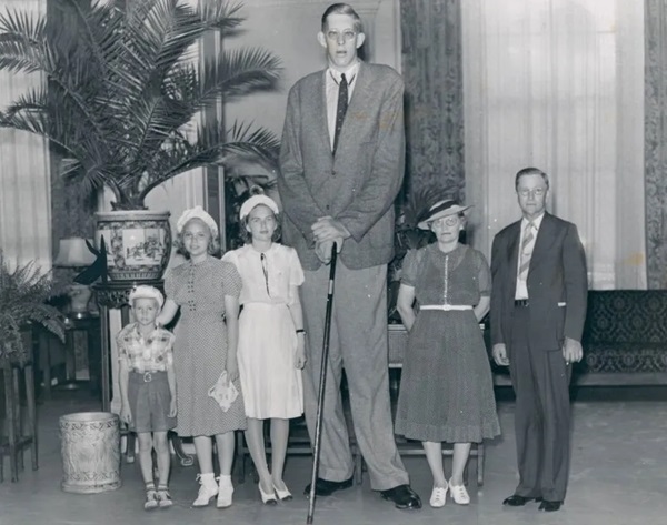 رابرت وادلو (Robert Wadlow) به همراه خانواده