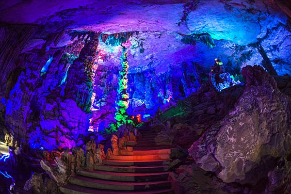 غار ژیانگ‌شویی (Reed Flute Cave)، چین